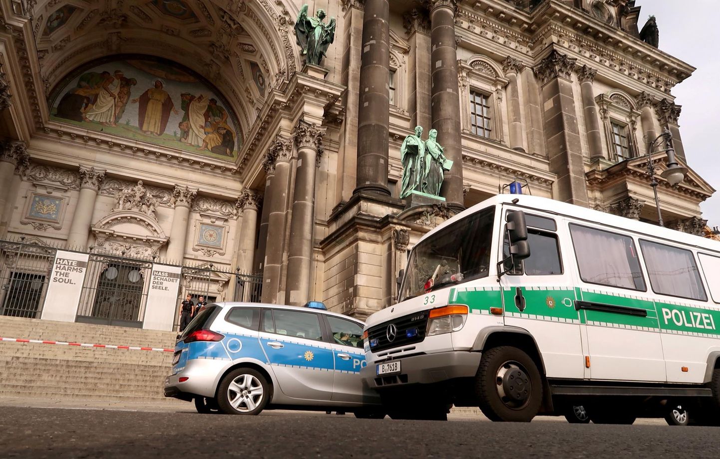 Saksa politsei Berliini katedraali juures. FOTO: Fabrizio Bensch