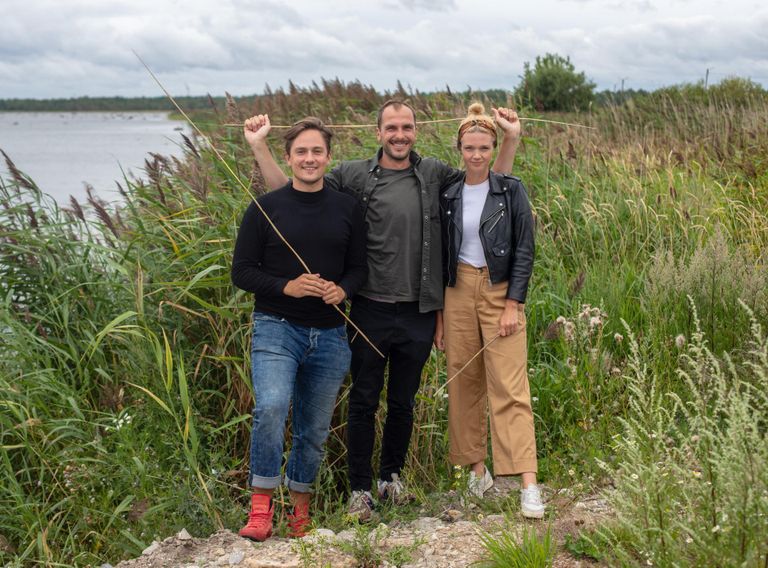 Saaremaal pilliroogu jagub ning Sander Õun, Mihkel Tamm ja Grete Riim loovad sellest tooteid, mida plasti asemel kasutada.