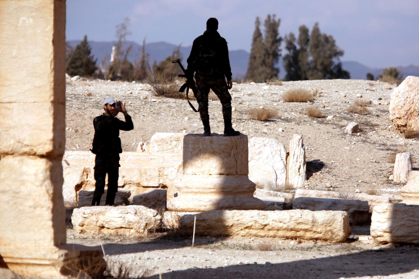 Süüria võitlejad ajaloolise Palmyra varemetes. Foto on illustratiivne.
