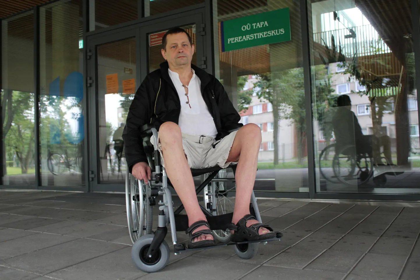 Aigar Põder Tapa perearstikeskuse ees. Ehkki hoonel on vaid kaks korrust, saavad patsiendid vajadusel kasutada lifti.