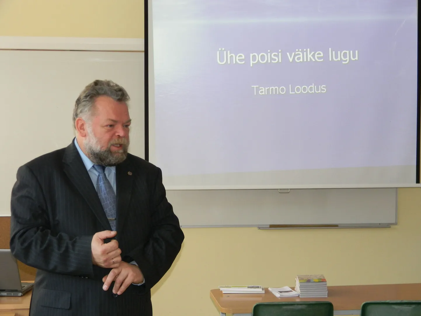 Tarmo Loodus Vändra gümnaasiumis tundi andmas.