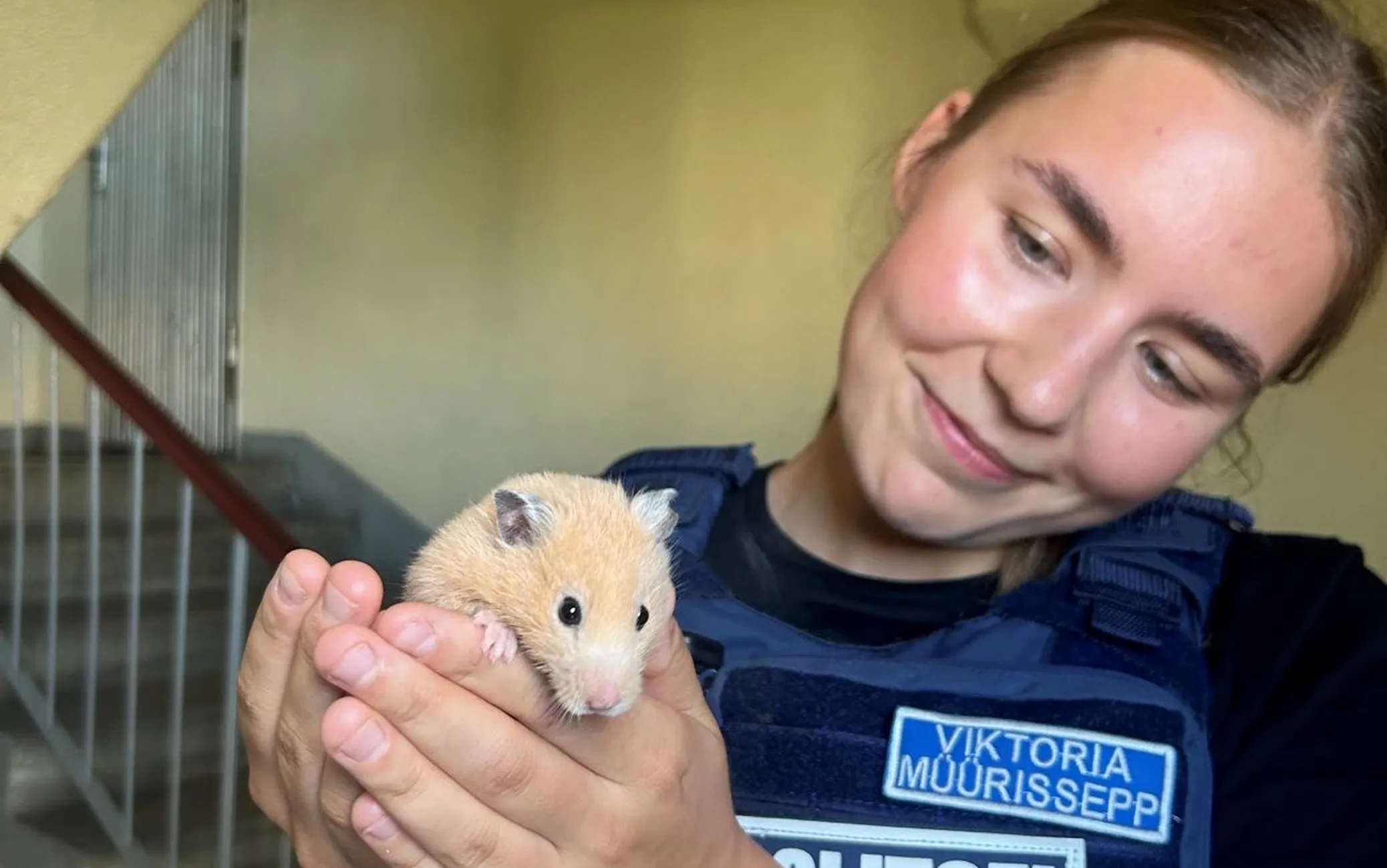 Viktoria Müürissepp ja tema uus lemmik, hamster Vilkur.