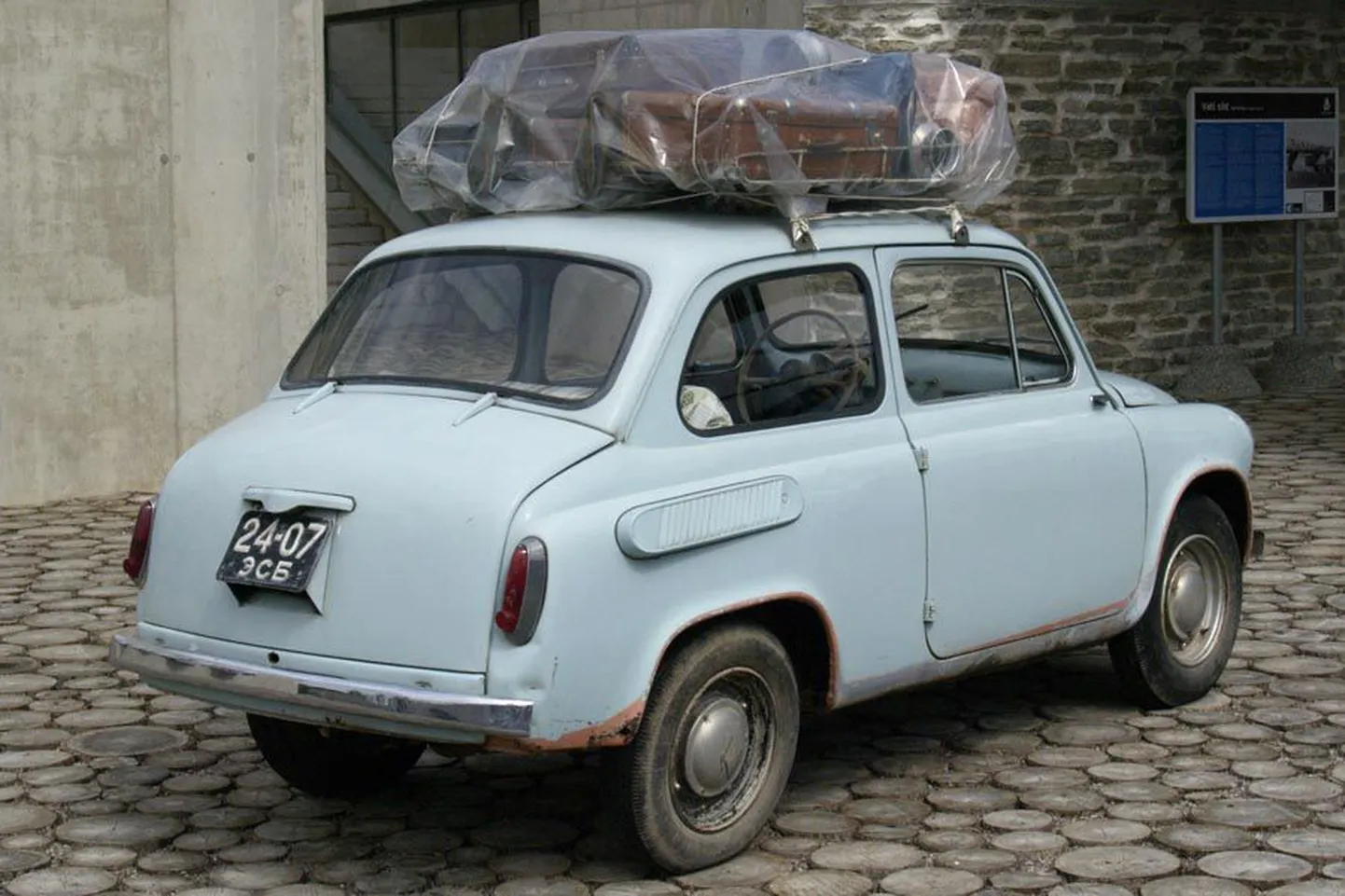 Nõukogude ajal oli tavaline, et reisima minnes seoti kogu pagas auto katusele.