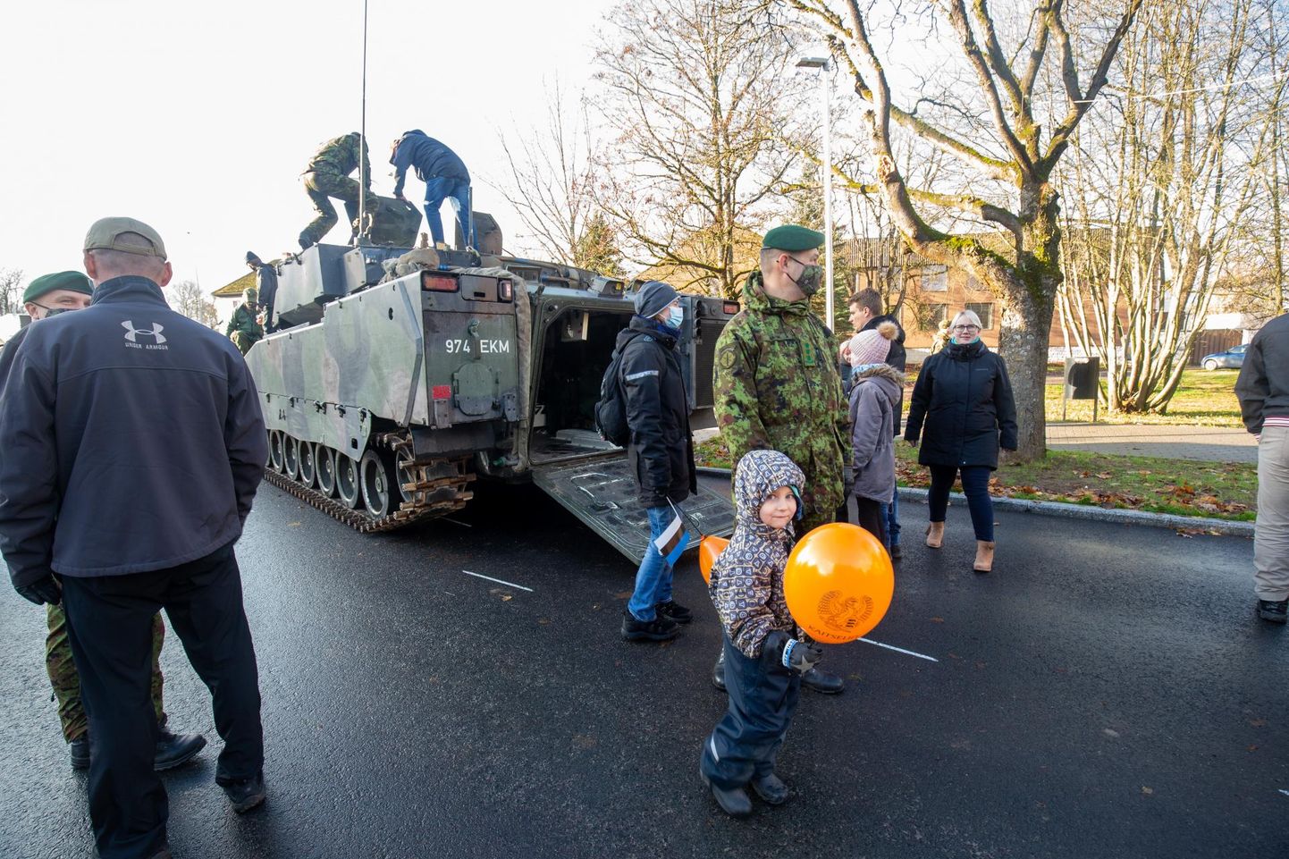 Isadepäeva tähistamine Viljandis Vabaduse platsil koos kaitseväega. 