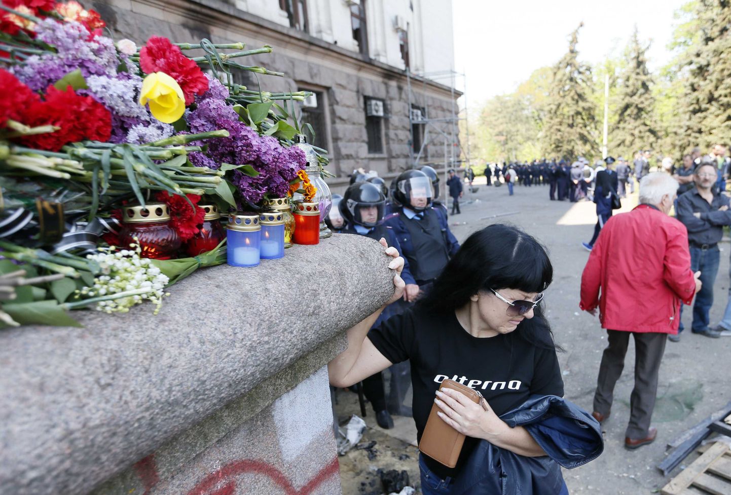 Eile õhtul veriste sündmuste toimumispaigaks olnud Odessa ametiühingute maja juurde on nüüd kuhjatud küünlaid ja lilli.