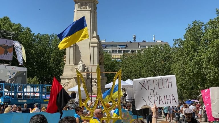 Херсон - это Украина. На фоне памятник великому испанскому писателю Мигелю Сервантесу.
