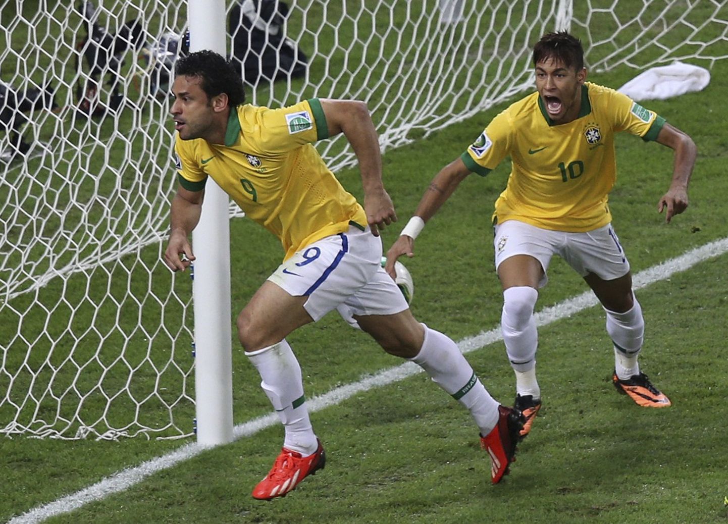 Brasiilia väravalööjad Fred (vasakul) ja Neymar.