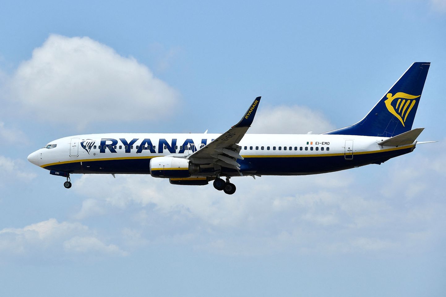 A Ryanair Boeing 737-8AS
