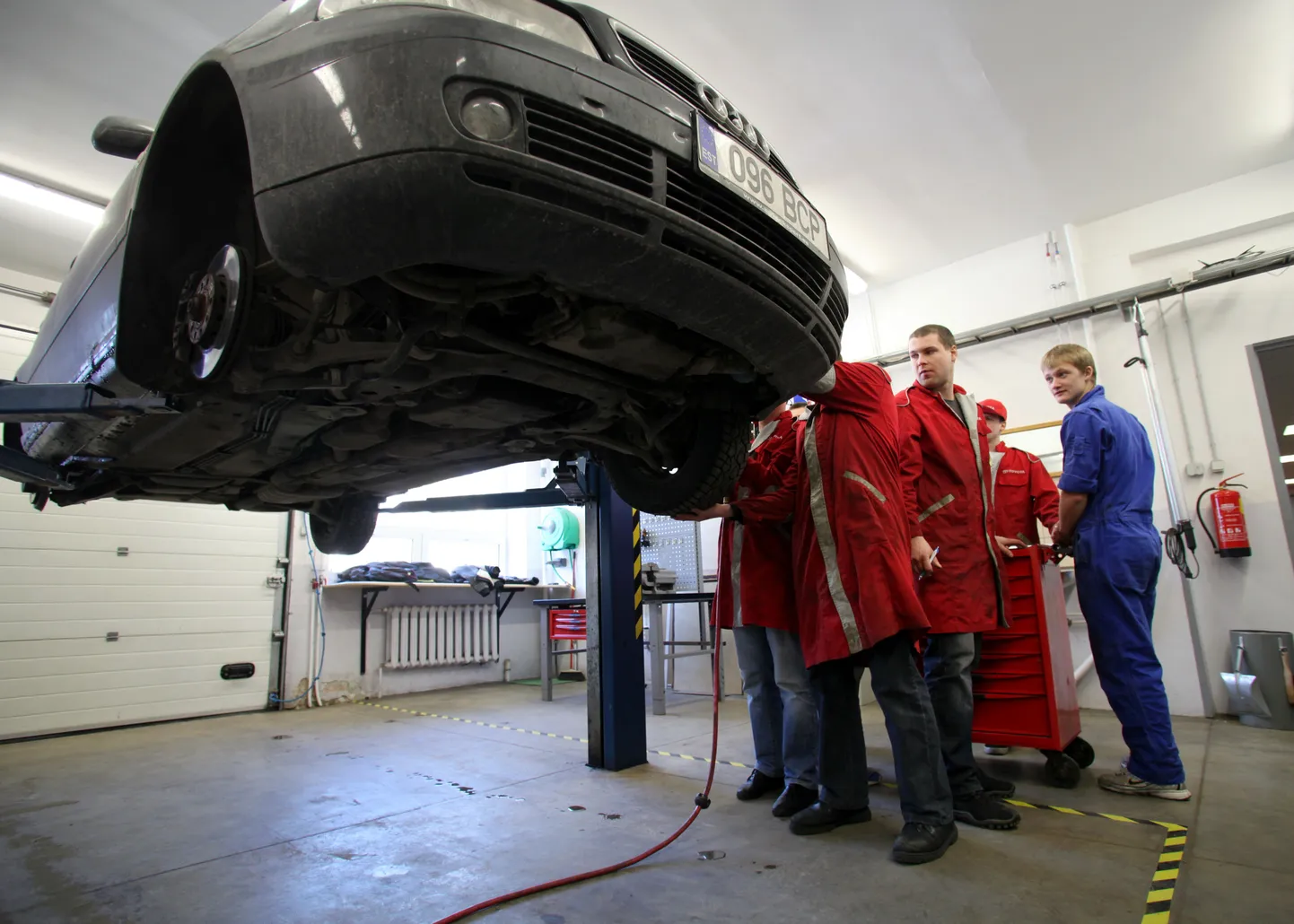 artu kutsehariduskeskuse autodiagnostika õpilased remonditöökojas.
