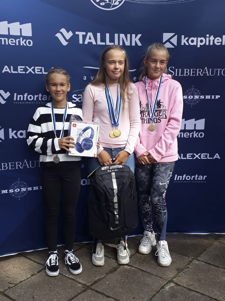 Eesti noorte tennisemeistrivõistluste medalistid (vasakult) Kendra Aidla, Brit Martin ja Emma-Maria Kirsimäe