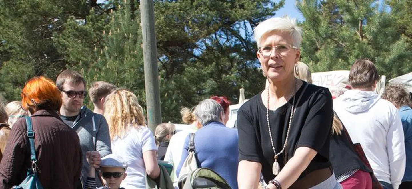 Evelin Ilves nautis koeraga Nõmmel laadamelu