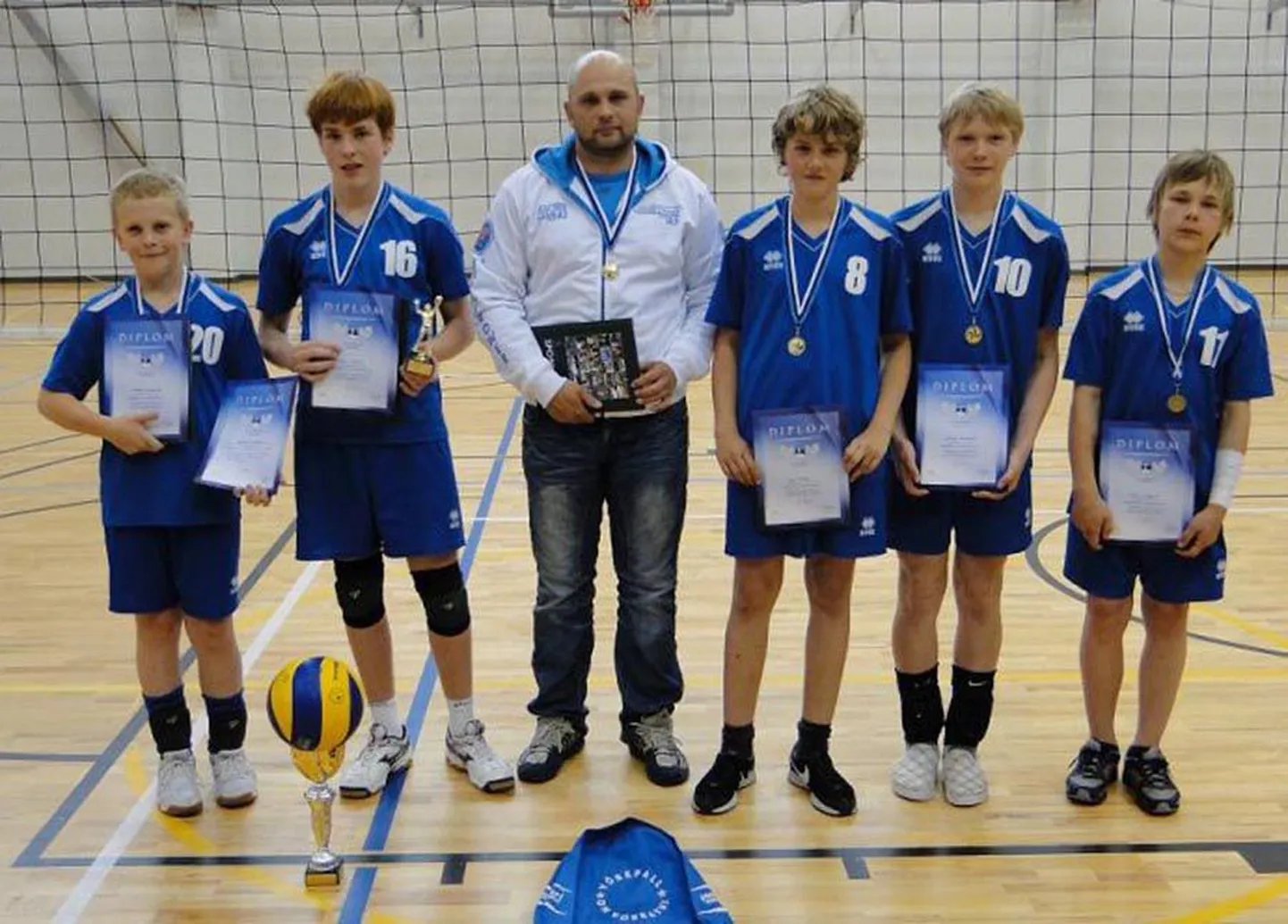 Viljandi spordikooli U-14 vanuseklassi kuuluvad noormehed teenisid Võrus peetud Eesti minivõrkpalli meistrivõistlustel kuldmedali.