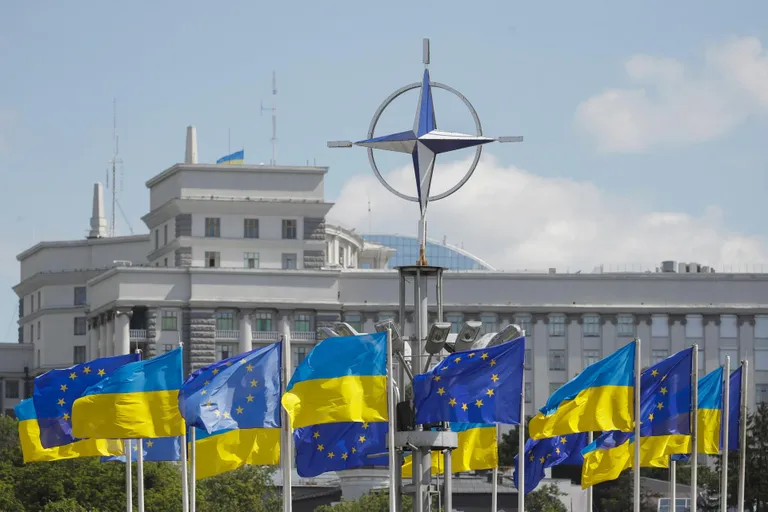 Киев надеется на приглашение принять участие в предстоящем саммите НАТО в Вашингтоне. К этой идее относятся скептически. На снимке площадь Европы в Киеве.
