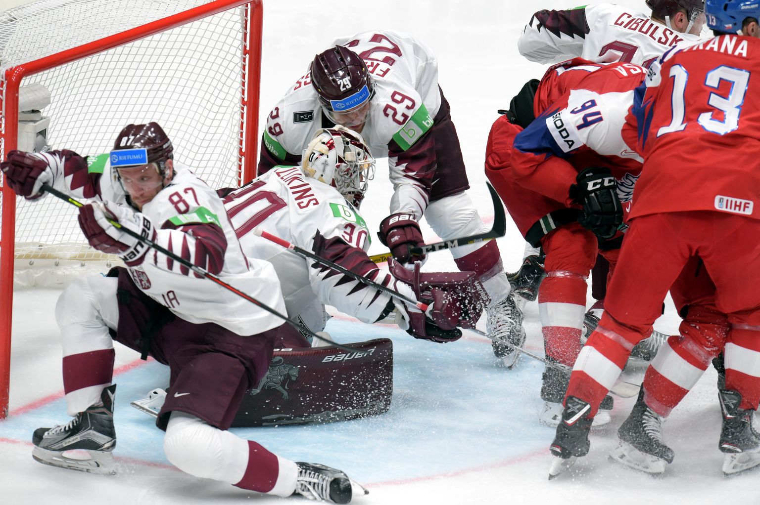 Latvijas hokejisti aizsardzībā