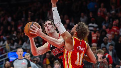 "Hawks" bez Porziņģa ierindā zaudē "Bulls"