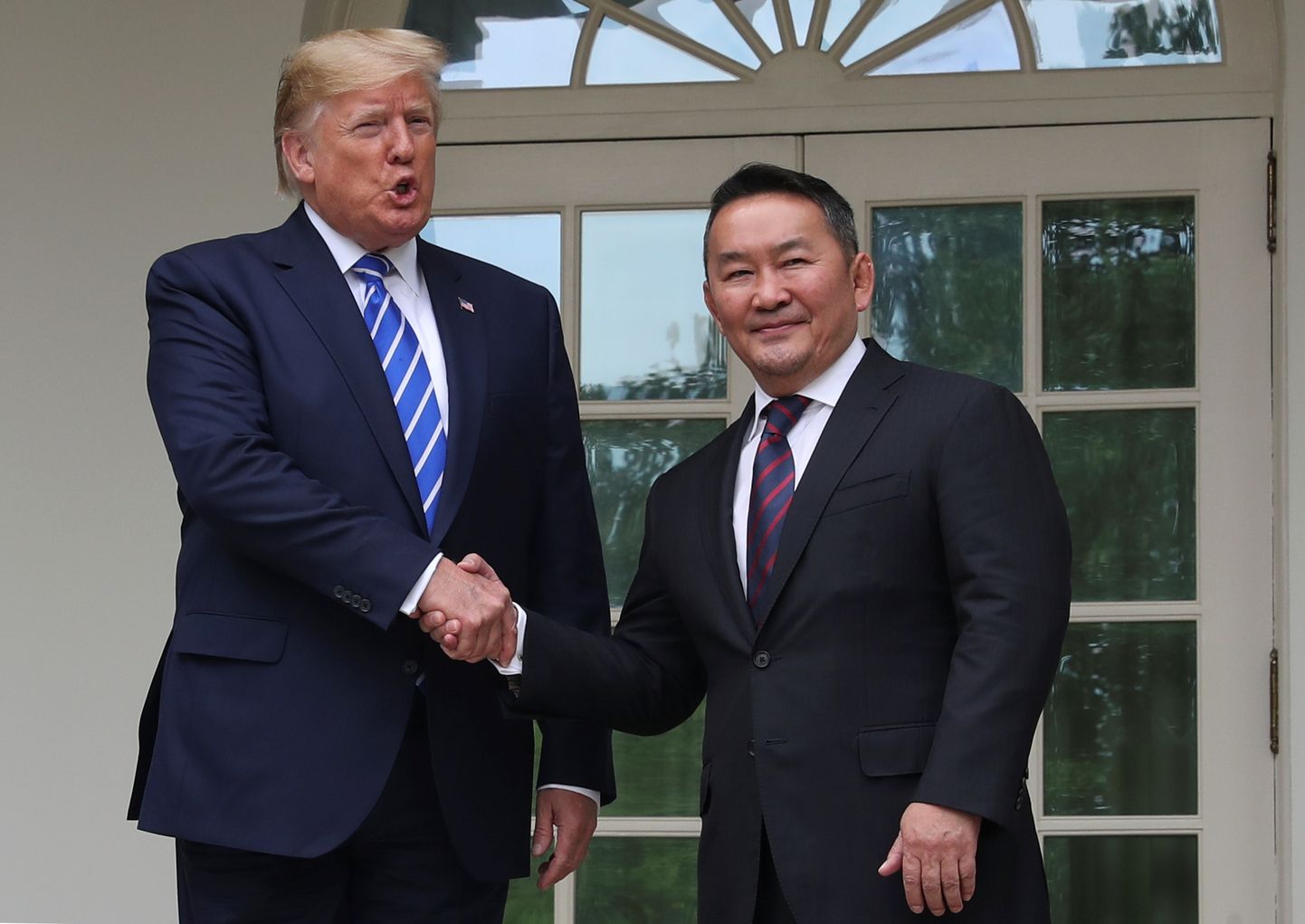 Trump tervitamas Mongoolia presidenti Valge Maja ees.