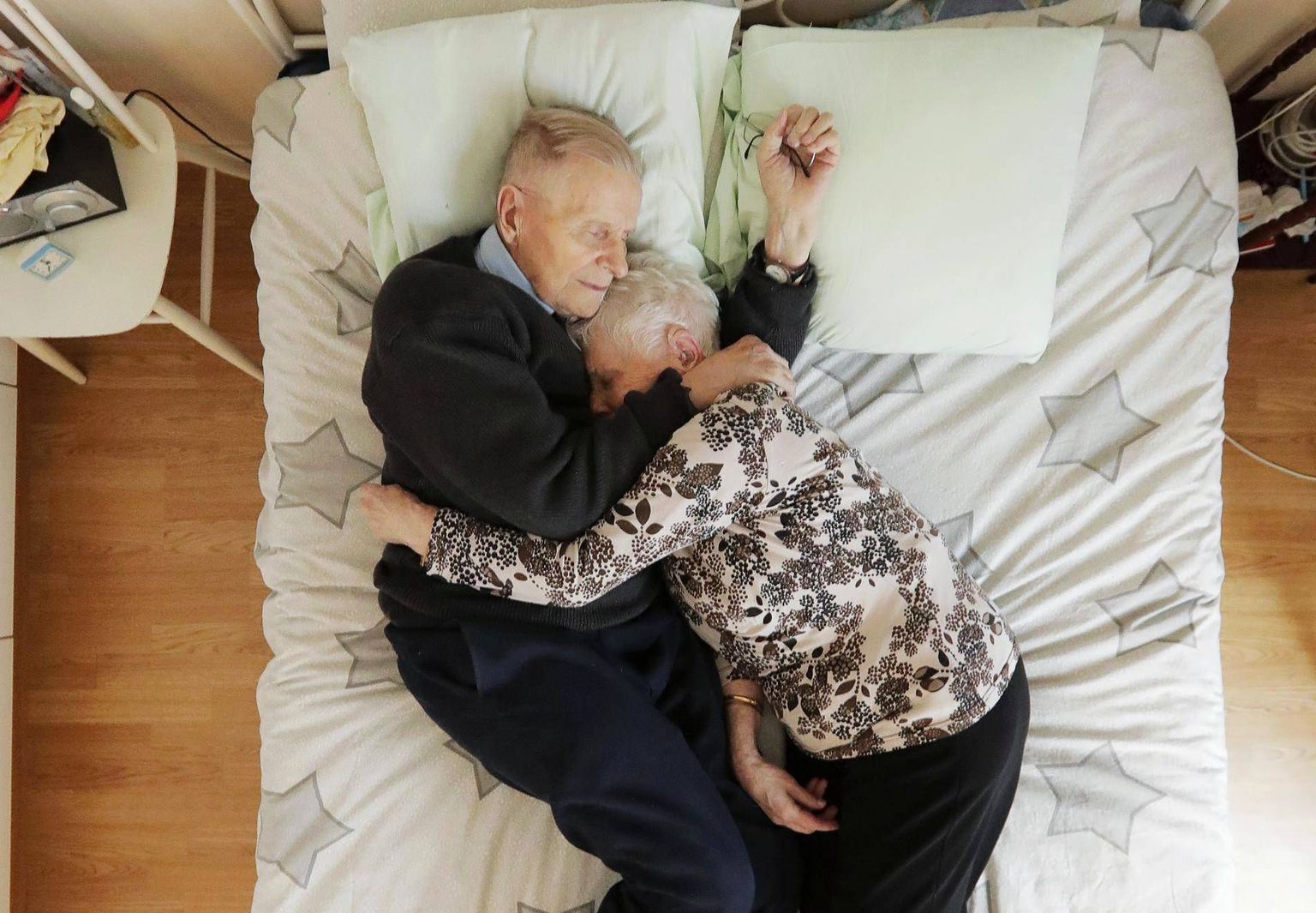 Novembris abiellunud Hemmi ja Eila elavad Oulus. Päev pärast laulatust tähistasid kumbki oma 92. sünnipäeva.