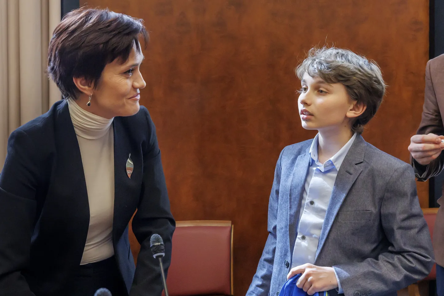 Vangistatud Kremli-kriitiku Vladimir Kara-Murza abikaasa Jevgenia ja poeg Daniil 25. märtsil Genfis.