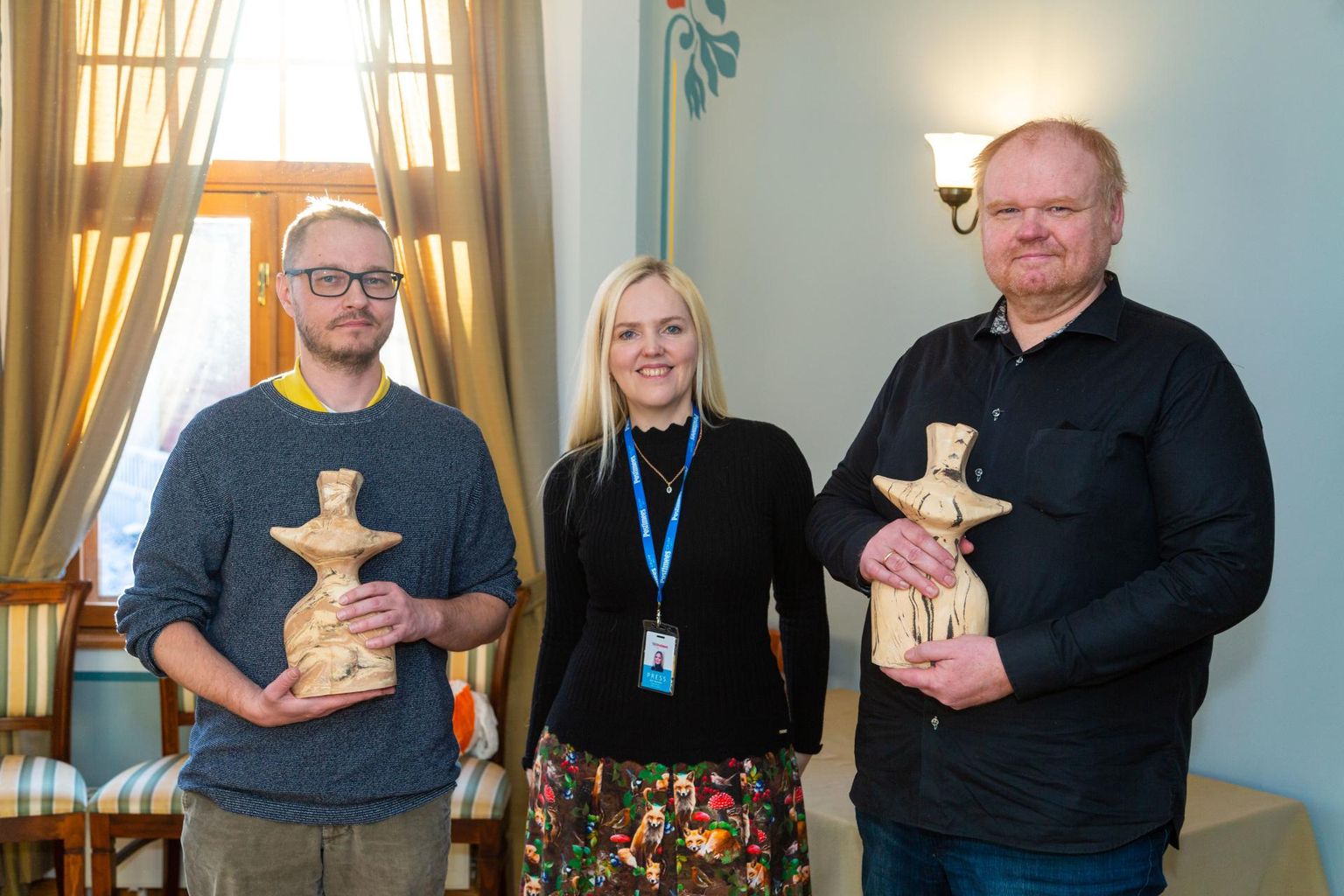 Lõuna-Eesti Postimehe aasta töötajale Arved Breidaksile (paremal) ja aasta taustajõule Ivari Lipule andis tunnustuse üle ajalehe peatoimetaja Sirli Homuha.