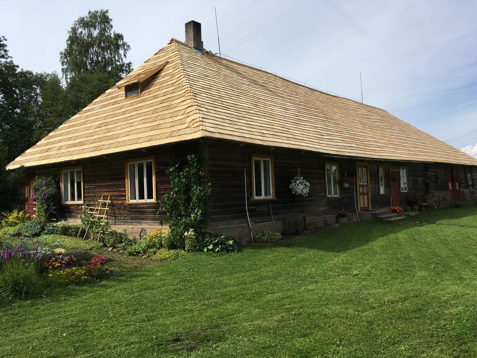 2019. aasta taotlusvoorust saadud rahaga sai uue laastukatuse Kajaku talu Viljandimaal.