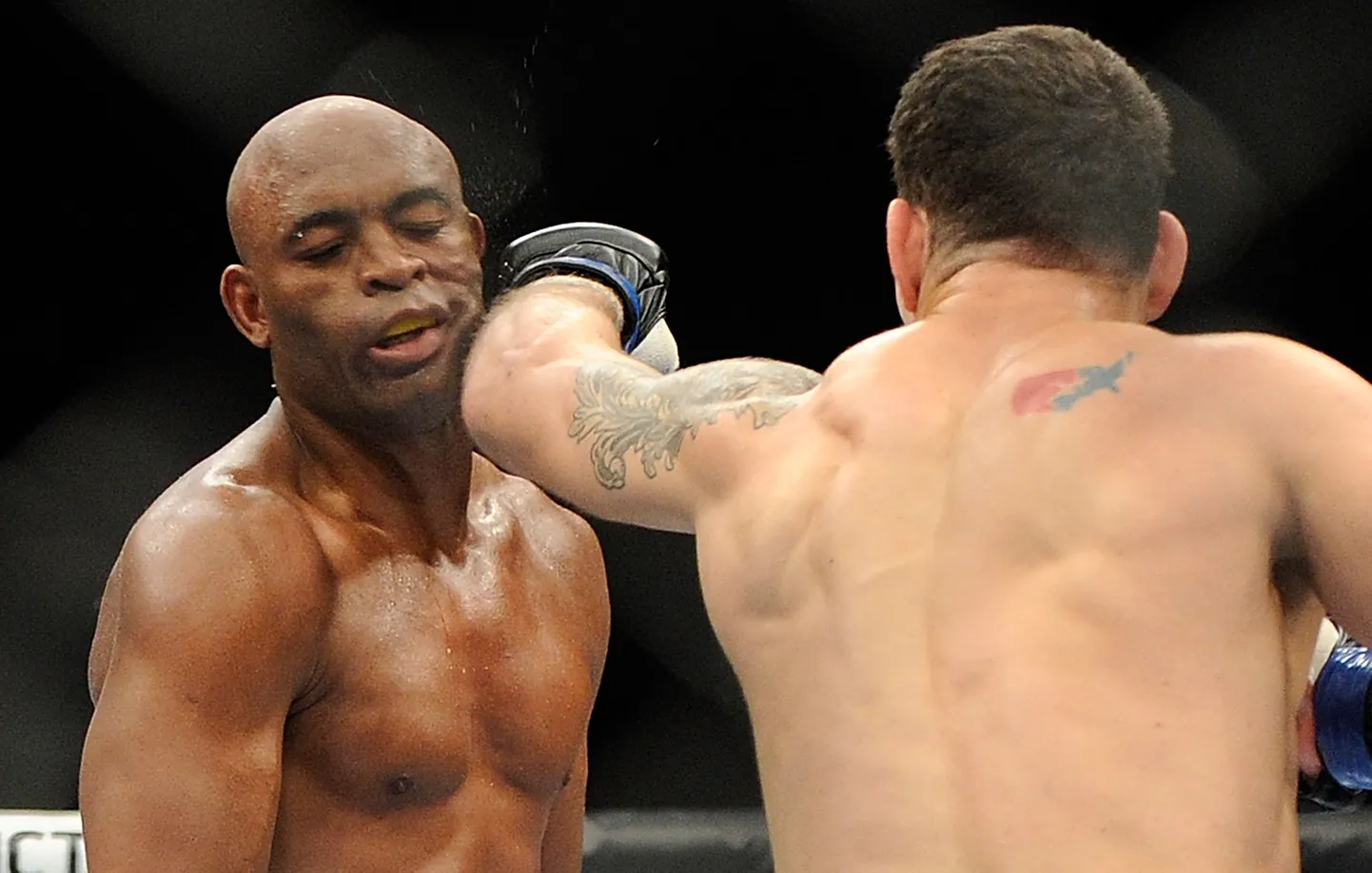 Chris Weidman (paremal) ja Anderson Silva