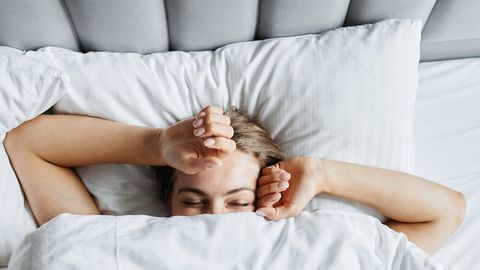 ETTEVAATUST ⟩ Kiropraktikud hoiatavad selle magamisasendi eest