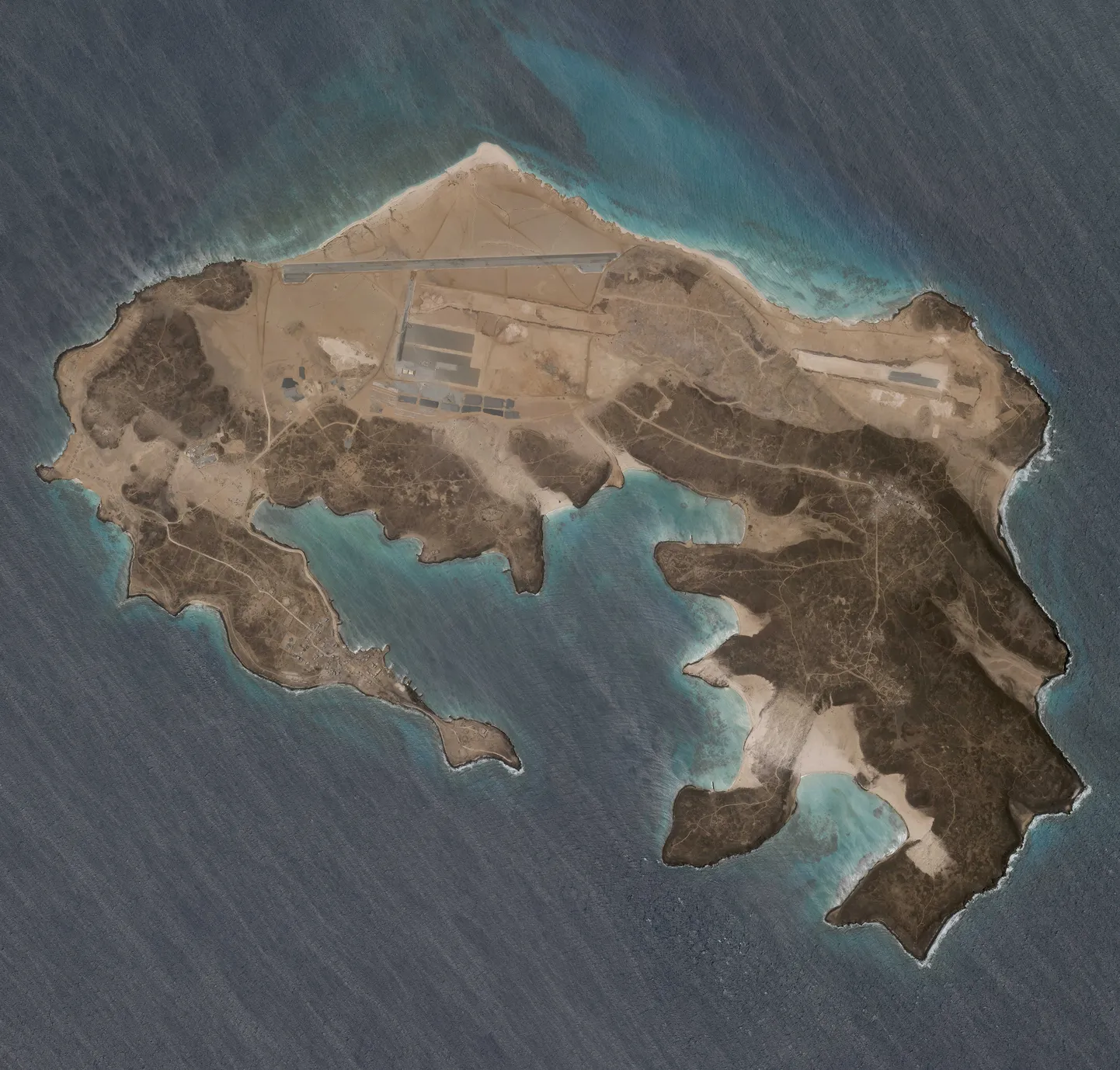 Satelliidipilt salapärasest lennubaasist Jeemeni Mayuni saarel.