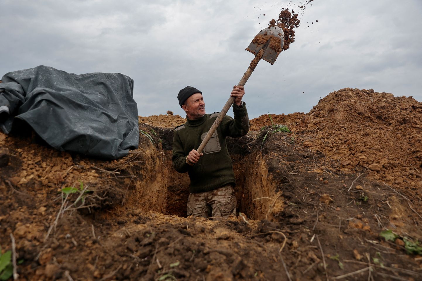 Ukraina relvajõudude liige kaevikut kaevamas.
