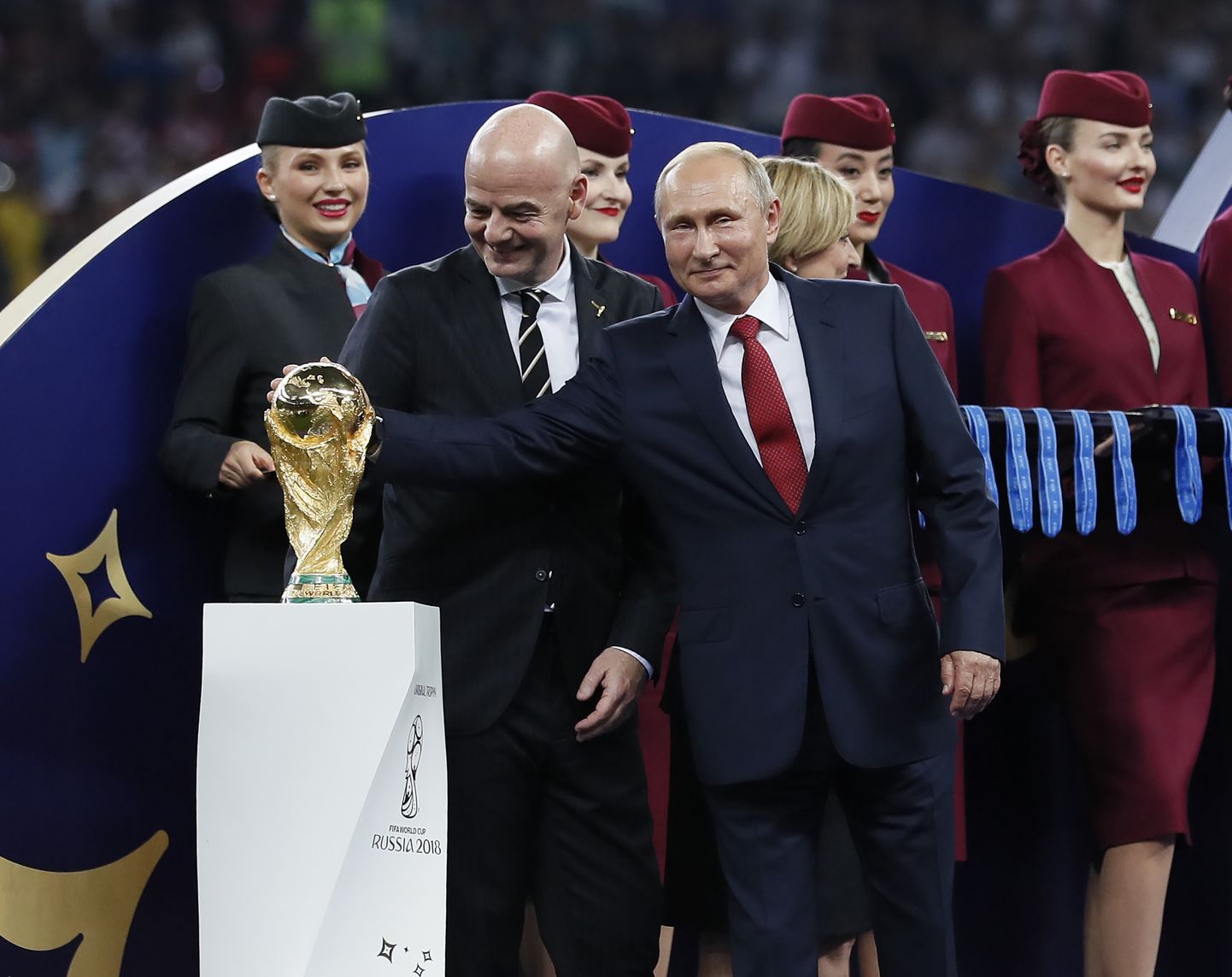 Venemaa president Vladimir Putin sai ka ise jalgpalli MMi võitjakarikat katsuda
