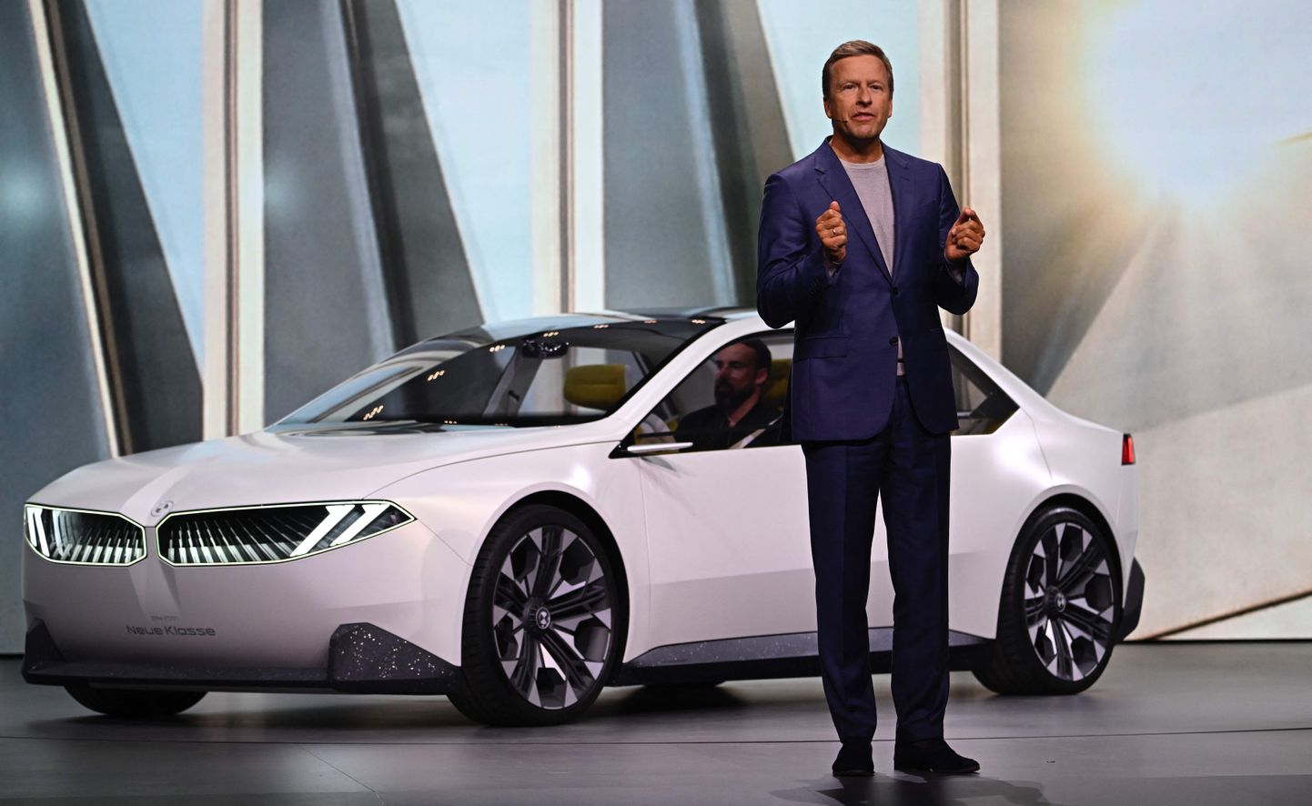 BMW juht Oliver Zipse esitles Münchenis laupäeval uut ideeautot Neue Klasse.