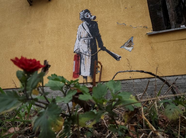 Salapärase tänavakunstniku Banksy teos Ukrainas sõjas kannatada saanud Hostomeli hoonel