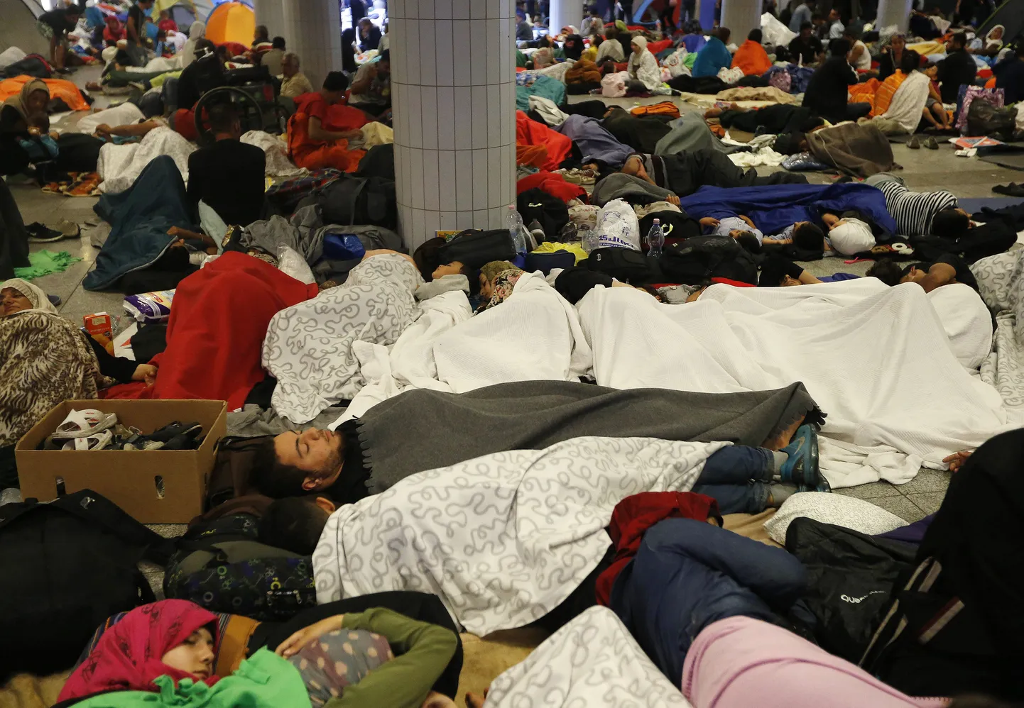 Migrandid täna öösel Budapesti raudteejaamas magamas.