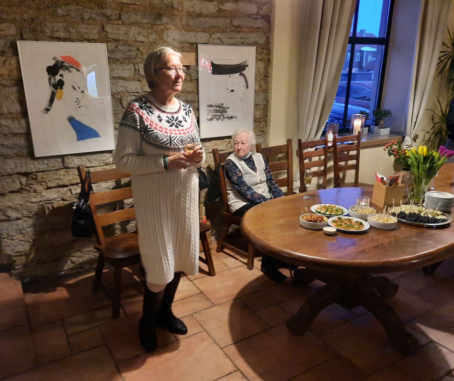 Kunstnik ja maaliõpetaja Anne Pajula oma isikunäituse avamisel Rakvere restoranis Bonzai.