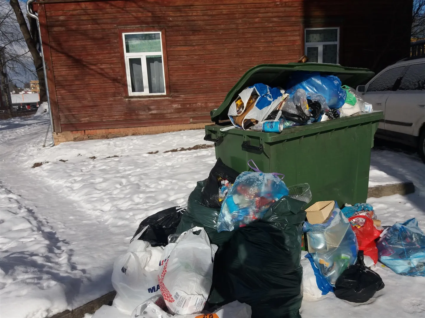 Selline nägi üks Valgas Kuperjanovi tänaval asuv prügimahuti välja 26. veebruaril.