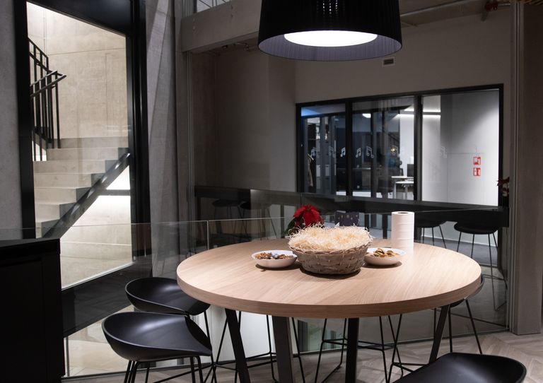 Läbi mitme korruse on Pipedrive uues büroos kööginurgad. Tuleohutuse tõttu on kööginurk varrustatud erilise turvarulaooga ja spinklersüsteemiga. Turvakardin on tehtud sarnasest kangast, mis tuletõrjevoolikud.