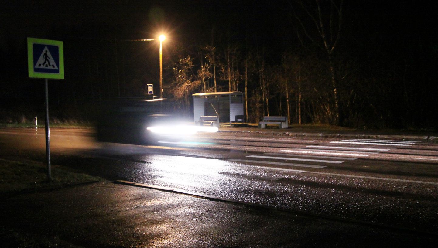Autojuhid kurdavad Pärnus halvasti valgustatud tänavate üle. Foto on illustreeriv.