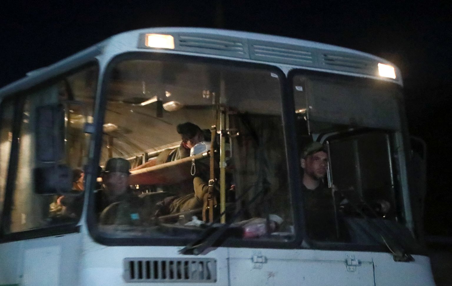 Украинских военных вывозят с "Азовстали" на автобусах