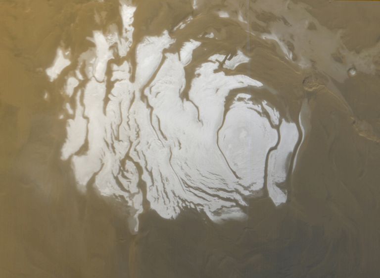 Marsi lõunapooluse jääkilbi all asuva soolajärve läbimõõt on umbes 20 kilomeetrit ja tegemist on esimese kinnitatud püsiveekoguga punasel planeedil.