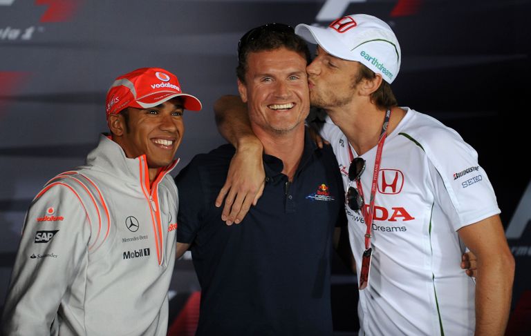 Nalja- ja napsimehed Jenson Button ja David Coulthard. Lewis Hamilton hoiab häbelikku kaugusesse. FOTO: AFP PHOTO / ANDREW YATES / SCANPIX