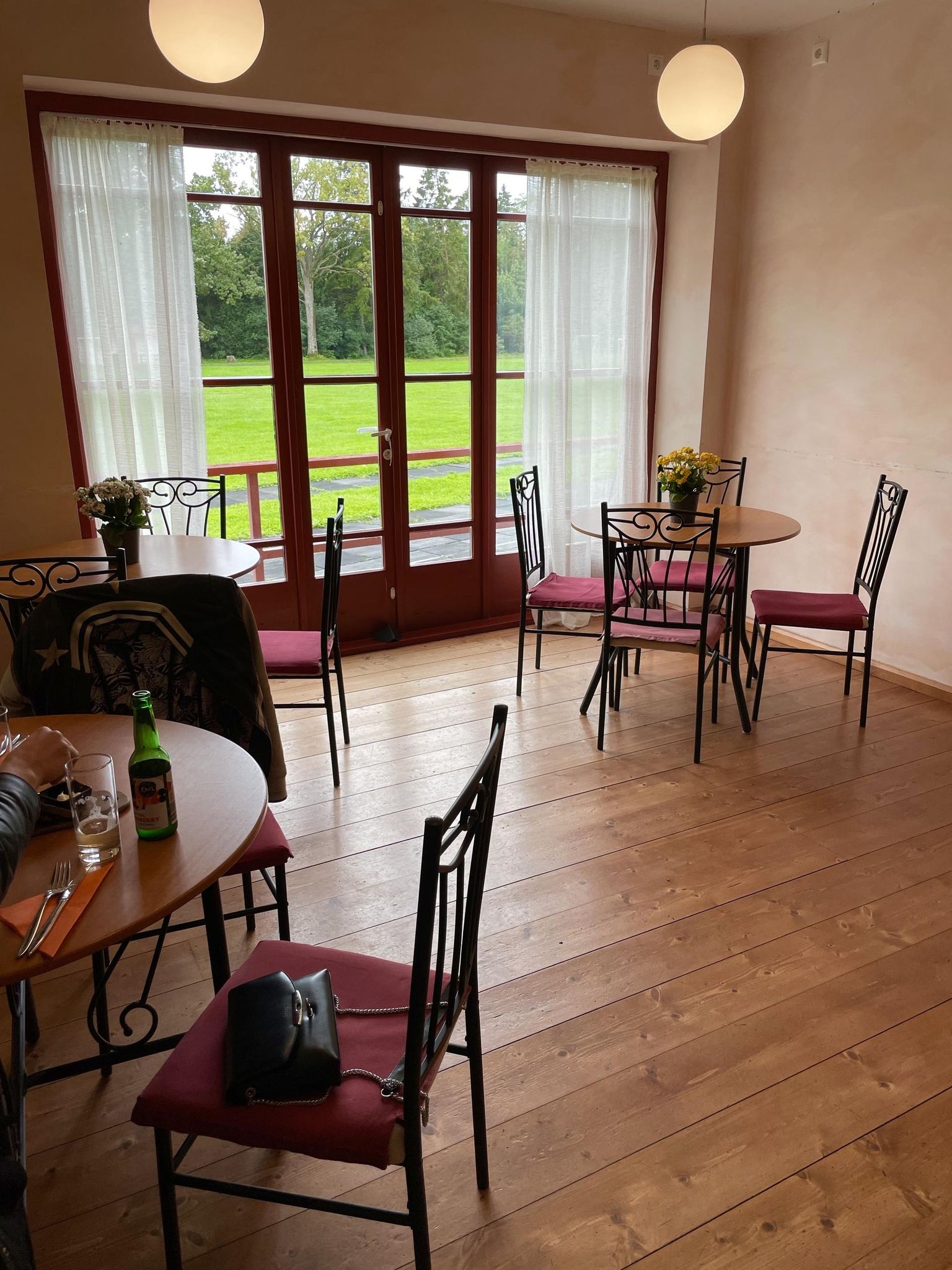 Kohvik Pritsukas – Orissaare hästi hoitud söögisaladus. Terrass on ruumikas, kuid ka sees on väike söögisaal kolme lauakesega. Ja toiduelamus ületab kõik ootused.