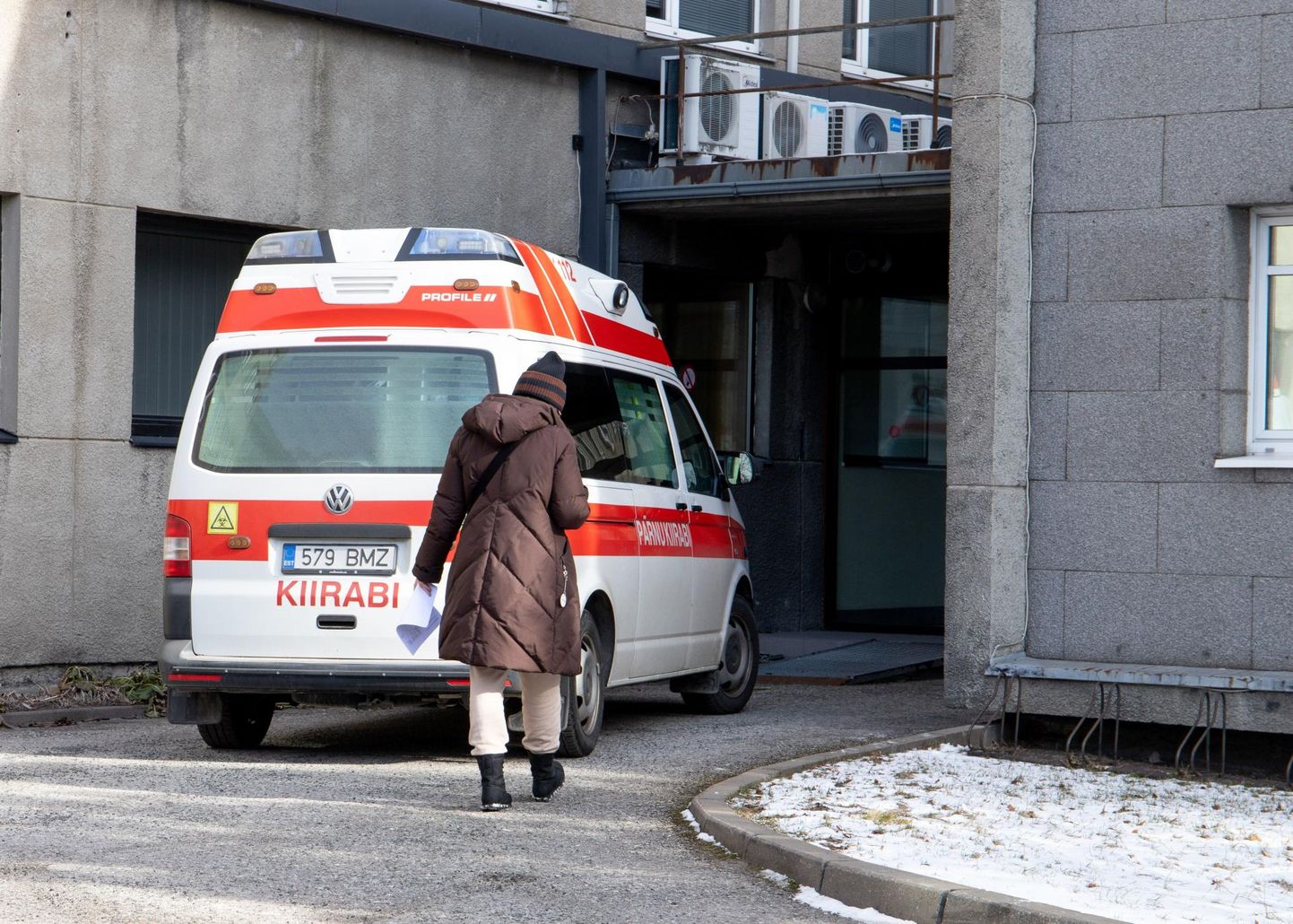 Pärnu haigla töötajaid aitavad inimesi Pärnu kunagises politseimajas avatud Ukraina sõjapõgenike vastuvõtupunktis.