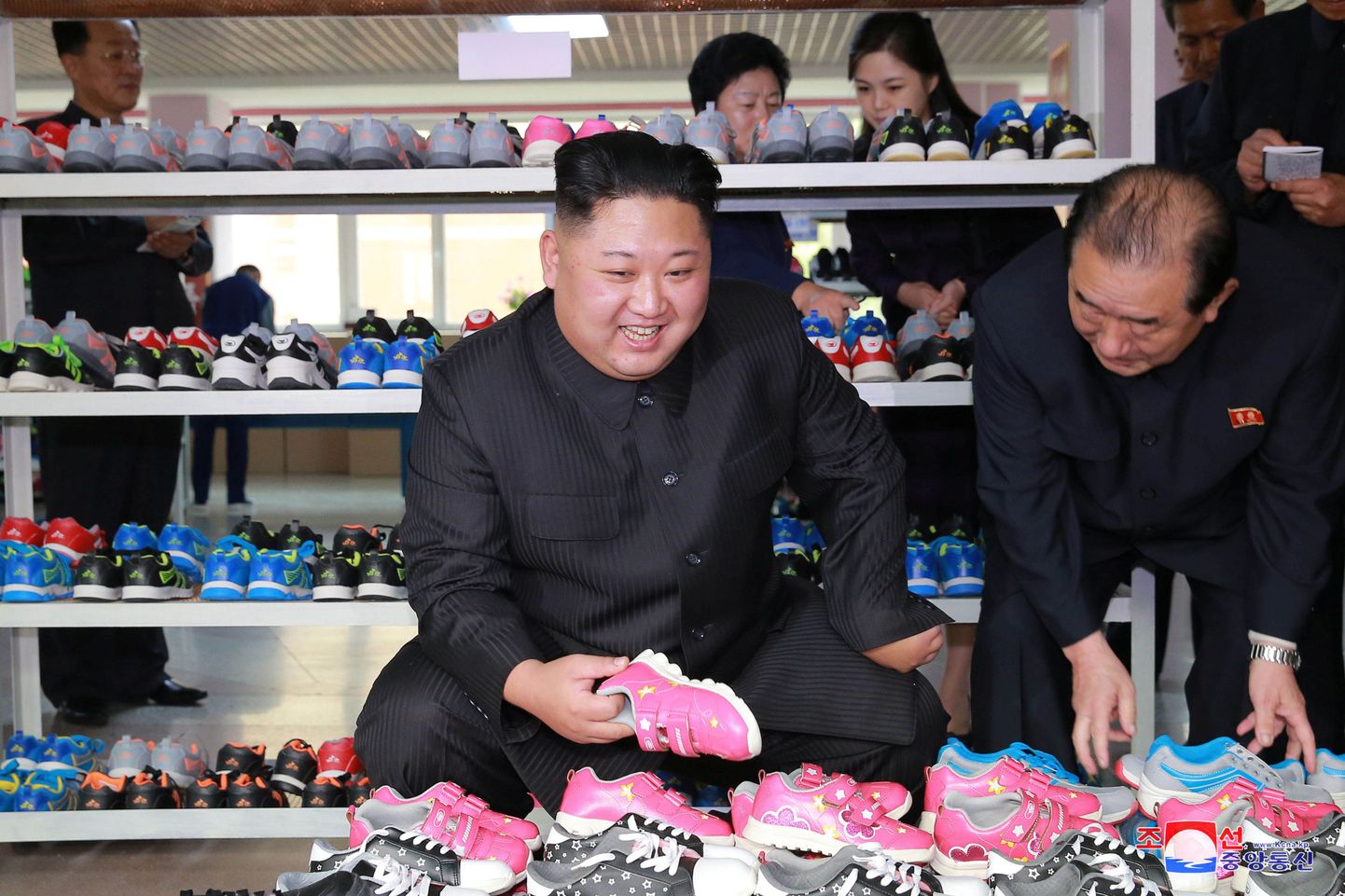 Põhja-Korea juht Kim Jong-un külastamas jalatsivabrikut