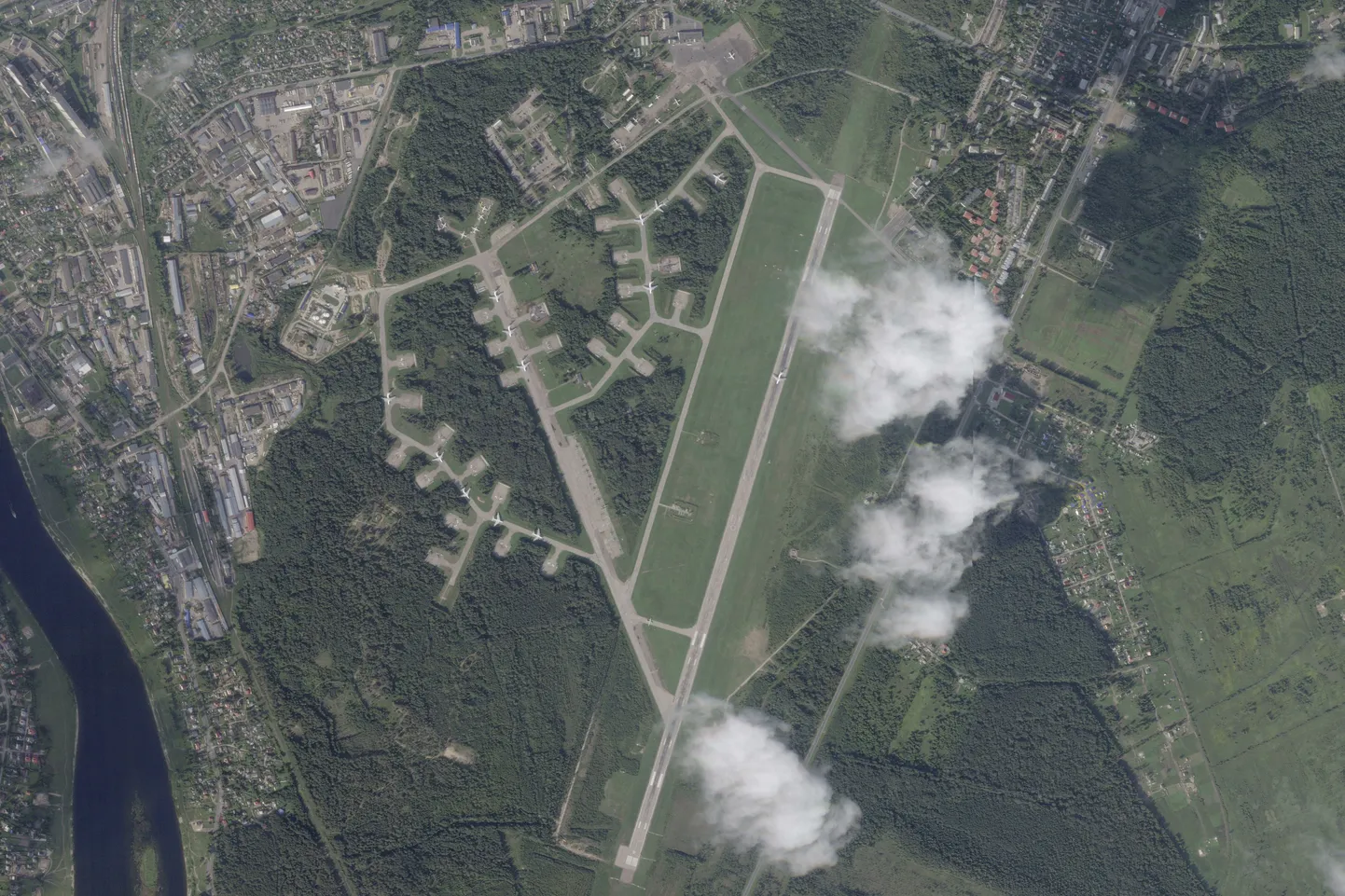 Снимок со спутника аэропорта в Пскове