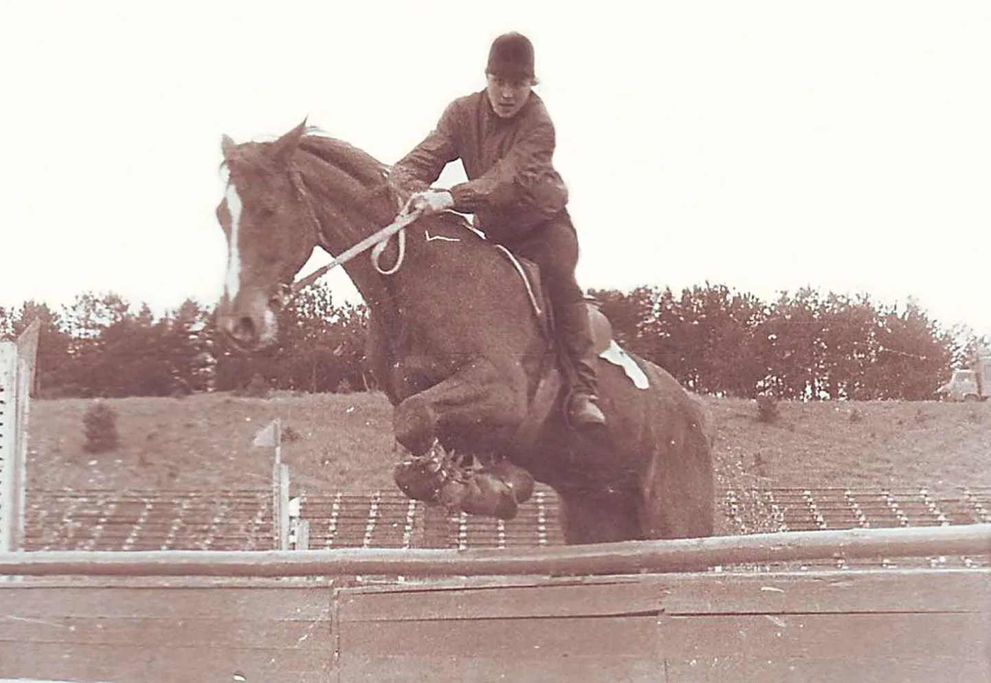 Hobustega võib viievõistlust tegeval sportlasel ette tulla kõikvõimalikke üllatusi. Kui pildil olev suksu hüppas 1991. aastal Valgevenes Minskis toimunud võistlusel korralikult, siis mõni aasta hiljem põrus Kärp MMil ratsutamisega täielikult.
