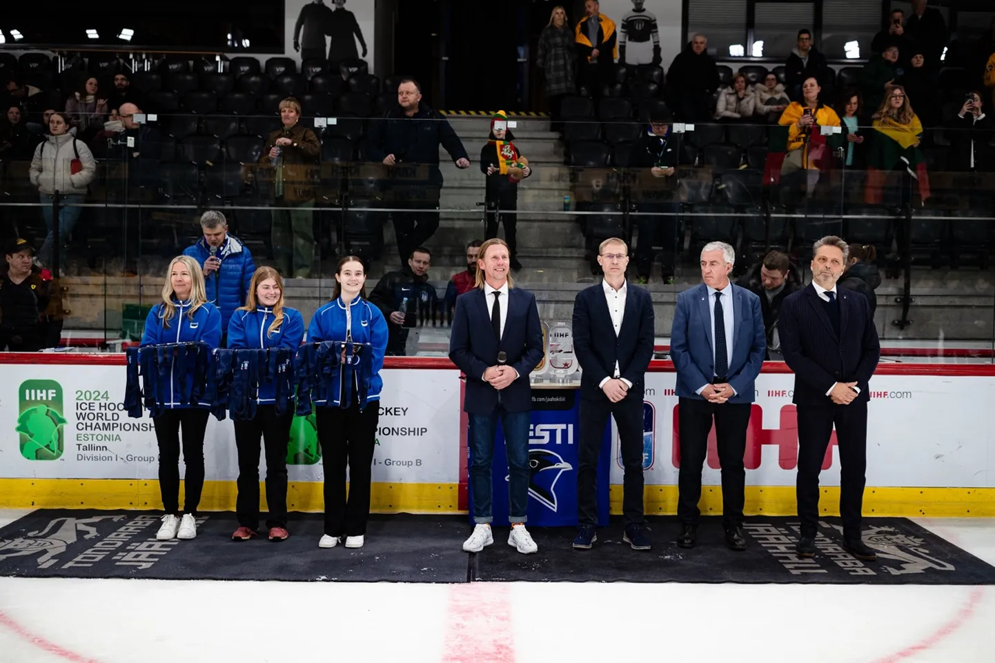 Turniiri autasustamine, millel osales IIHF president Luc Tardif ja kultuuriministeeriumi asekantsler Tarvi Pürn. Foto tegi Cathrine Kõrtsmik.