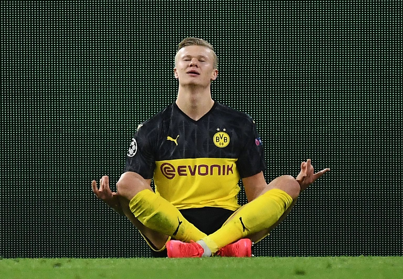 Norralasest 19-aastane Dortmundi Borussia jalgpallistaar Erling Haaland väravat tähistamas.