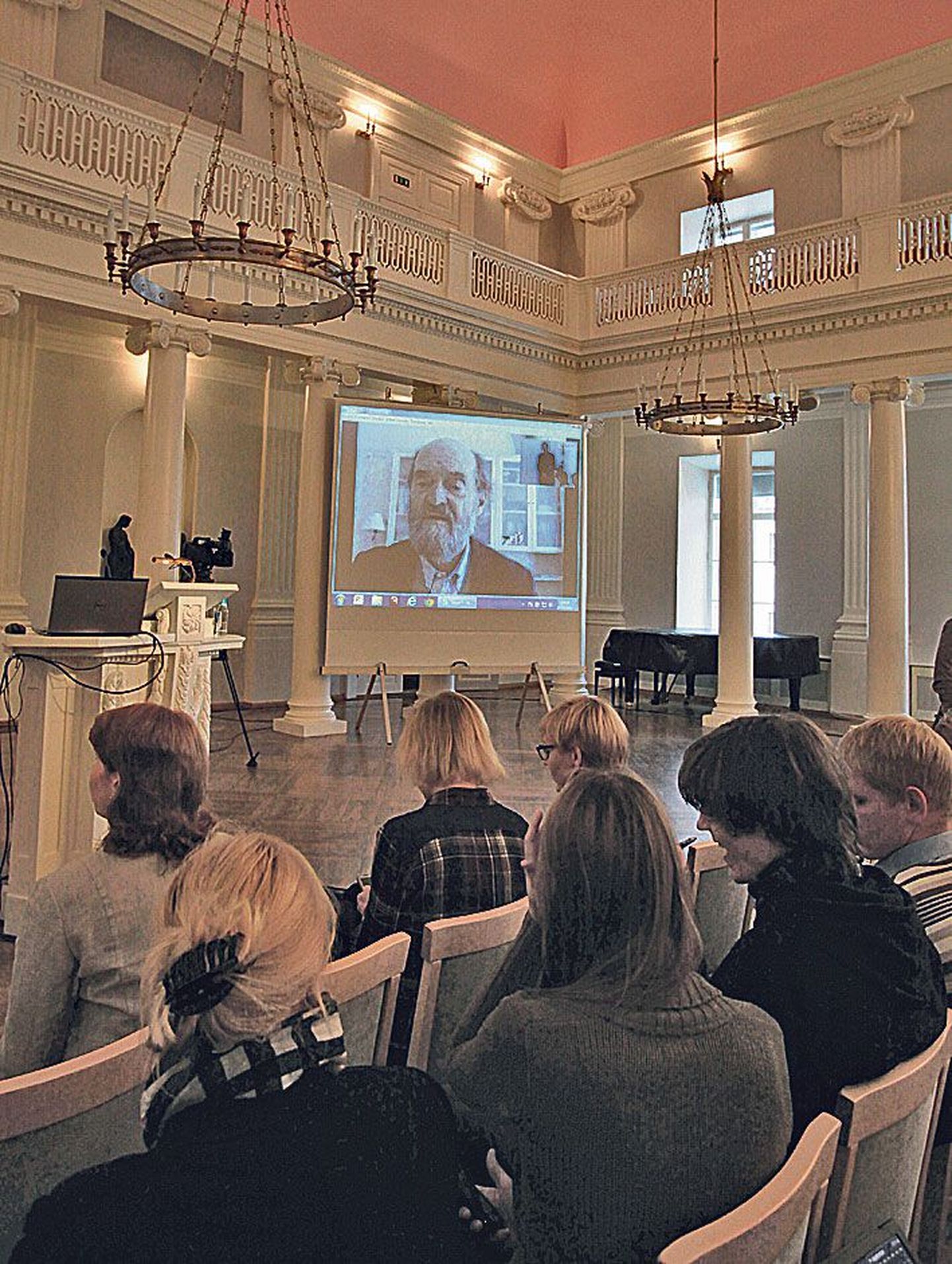 Aulas oli ekraan, millelt kõnetas seminarist osavõtjaid helilooja Arvo Pärt.