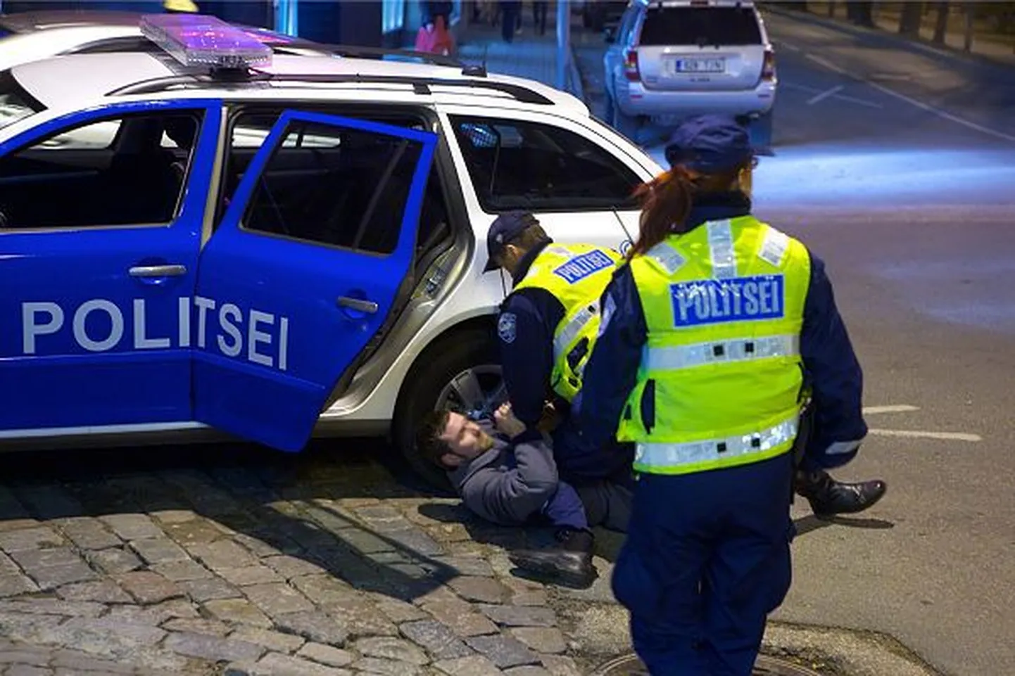 Pildil olevad politseinikud pole juhtunuga seotud.
