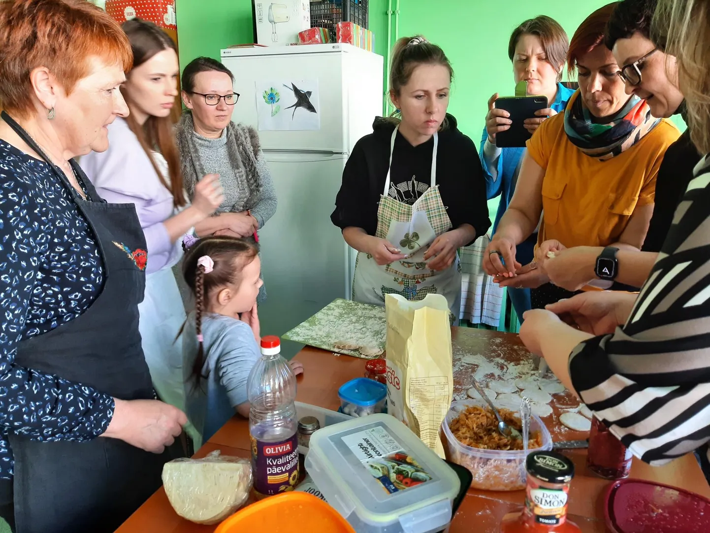 Kodumaal käiva sõja eest Tihemetsa pakku jõudnud ukrainlannad õpetasid kohalikke borši ja vareenikuid valmistama.