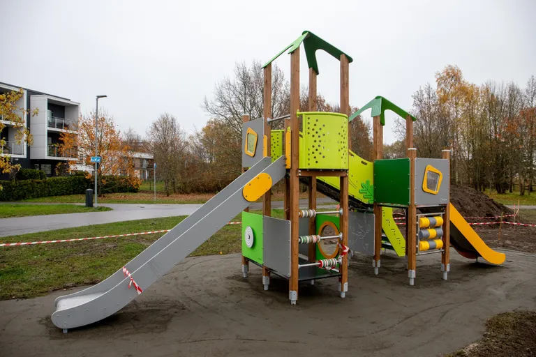 Mänguväljaku ehitus.